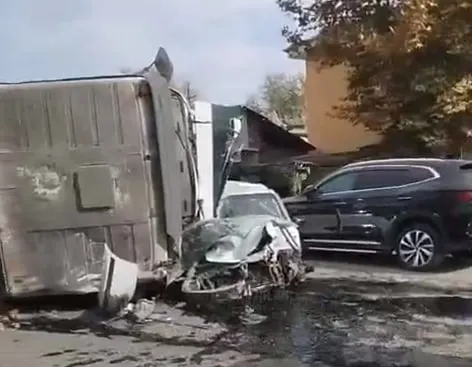 Andijonda yuk mashinasi 7 ta avtomobilni urib yubordi